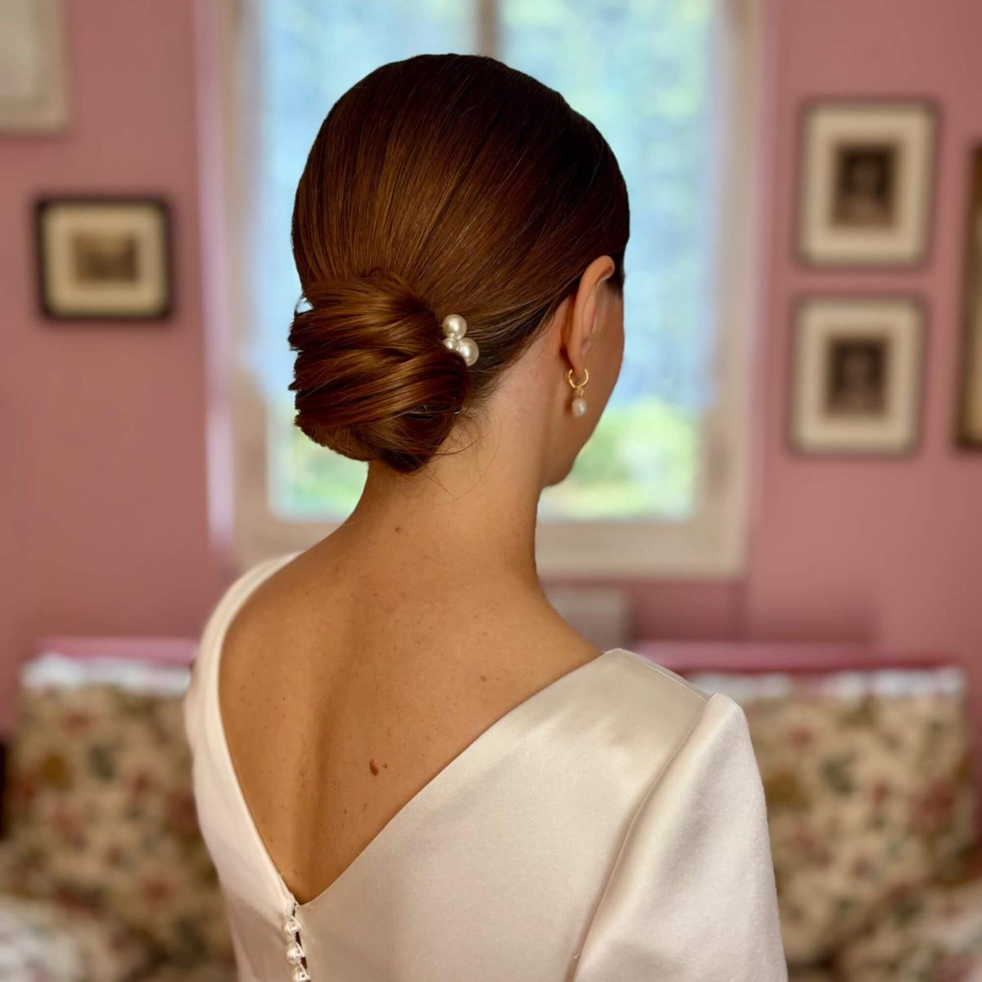 Chignon basso elegante da sposa creato da Laura Total Bridal per un look raffinato