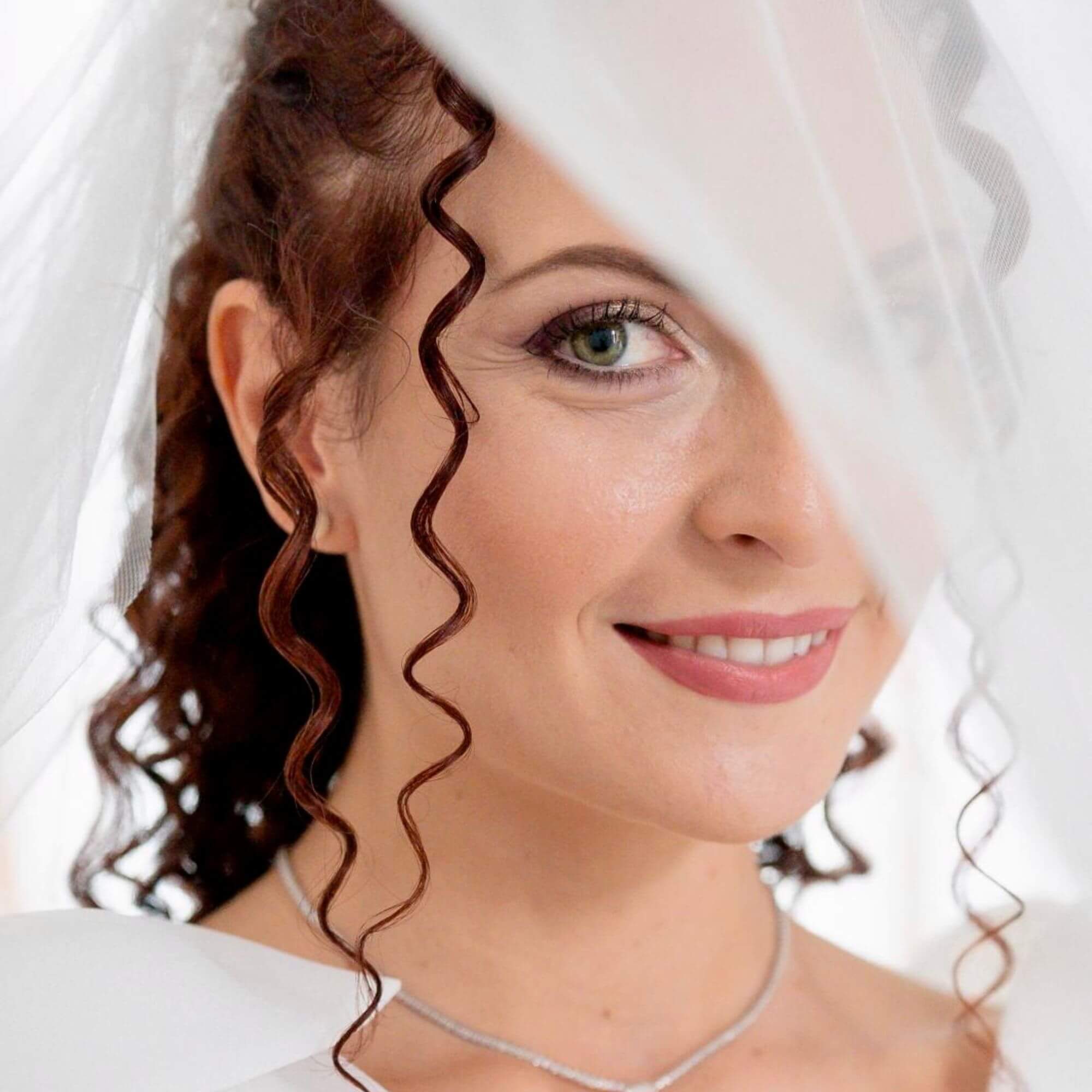 Sposa pronta per la cerimonia con trucco e capelli perfetti realizzati da Laura Total Bridal