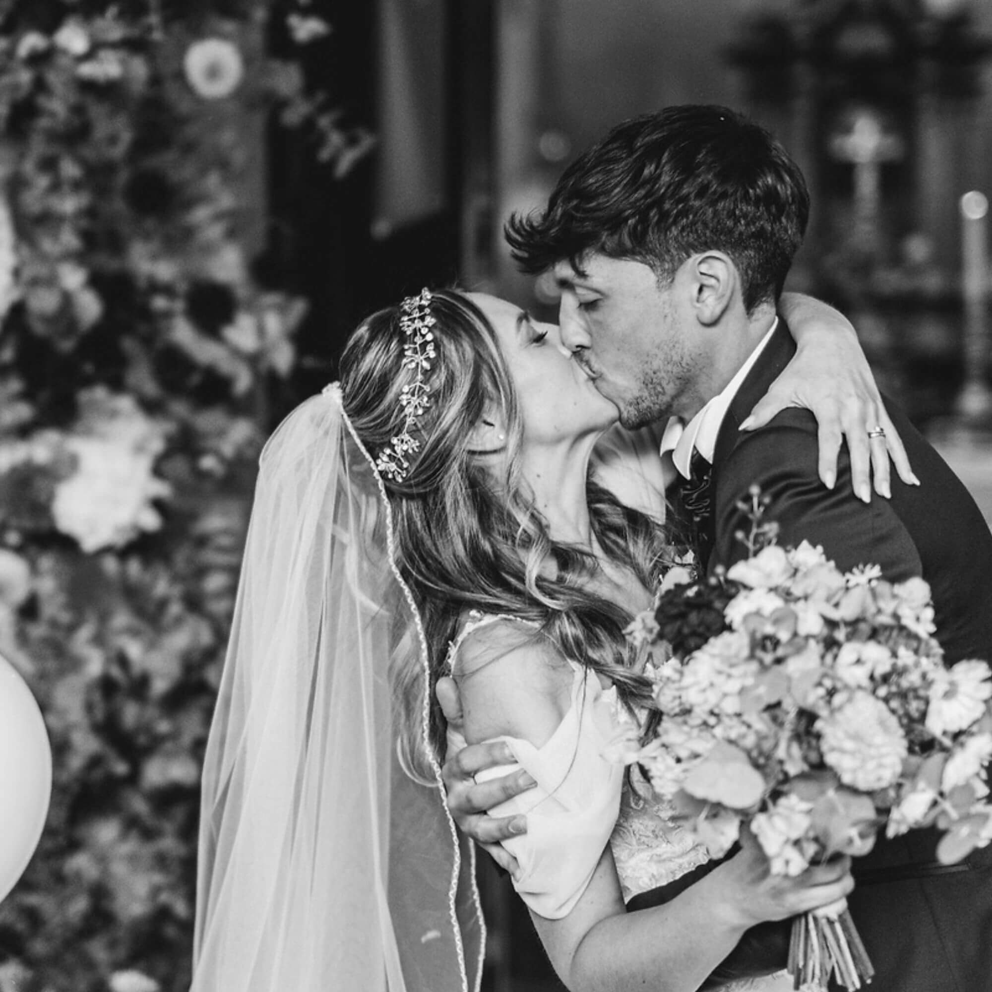 Sposa con trucco e capelli completati, pronta per il suo grande giorno