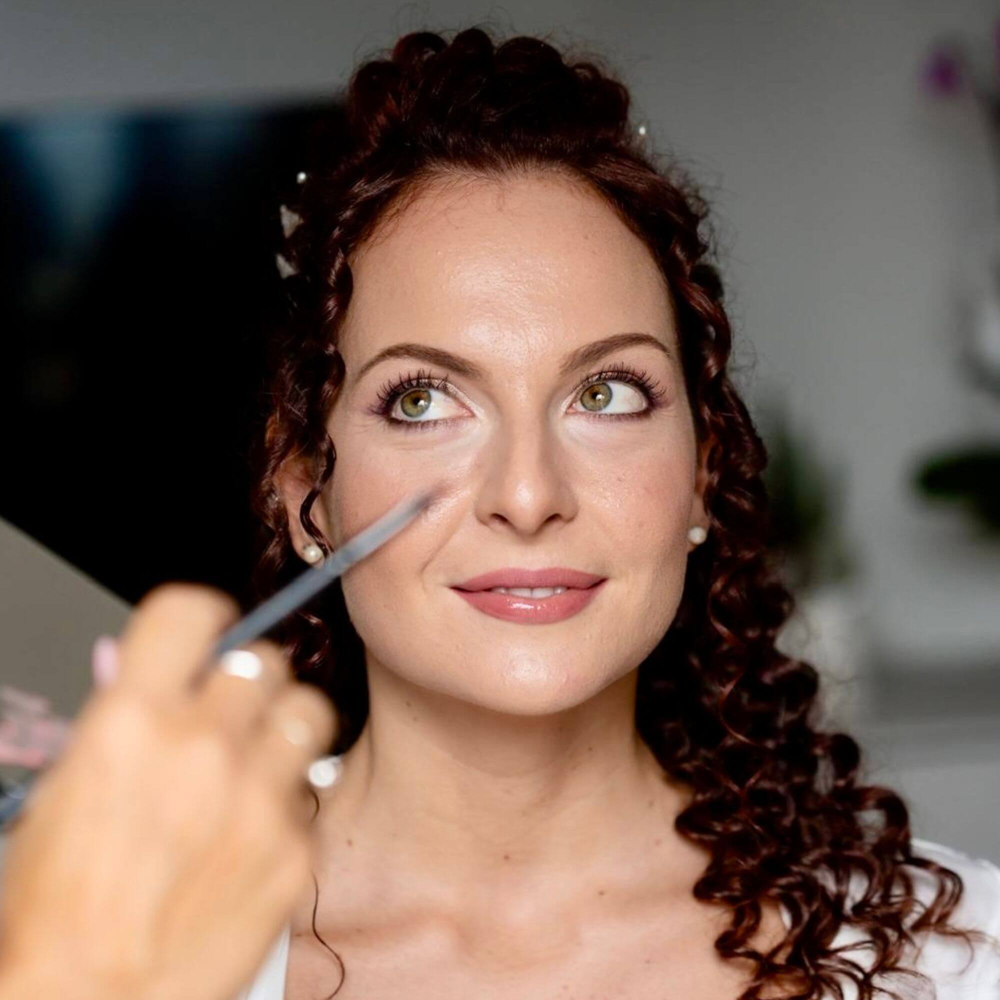 Sposa pronta per il matrimonio con make-up e hairstyle completati da Laura Total Bridal